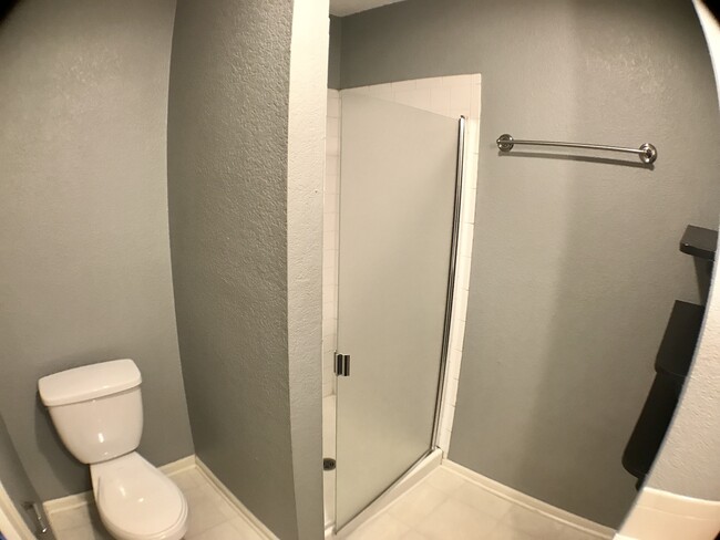 Building Photo - {1423} Olathe Townhome + 3Bed/2.5Bath + Fe...