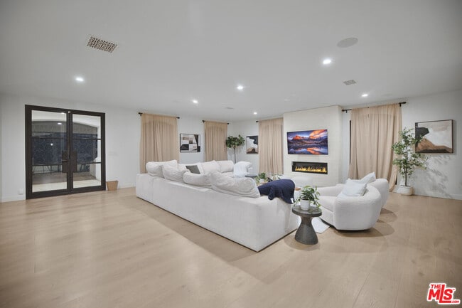 Building Photo - 7212 Mulholland Dr