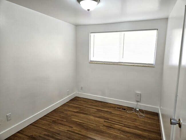 Building Photo - 4575 Balsam Ave