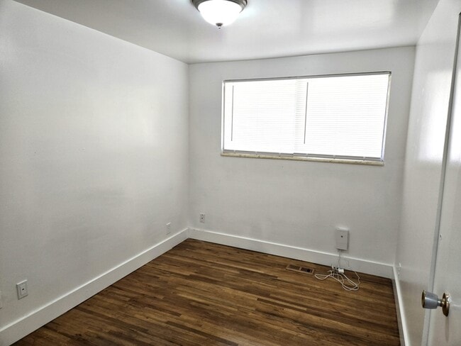 Building Photo - 5 Bedroom Home-Taylorsville