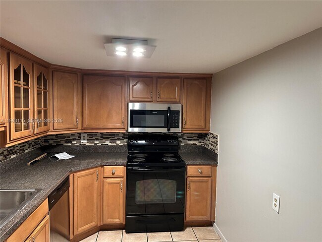 Building Photo - 1100 St Charles Pl