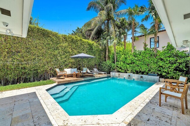 Building Photo - 5915 La Gorce Dr