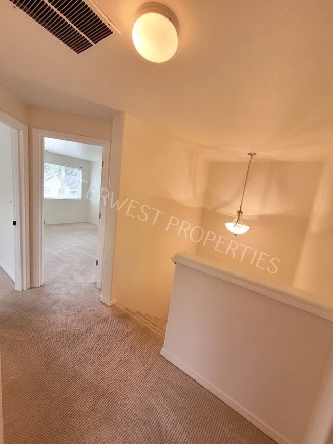 Building Photo - Beaverton 3 Bed 2.5ba Beautiful 2 Story Co...