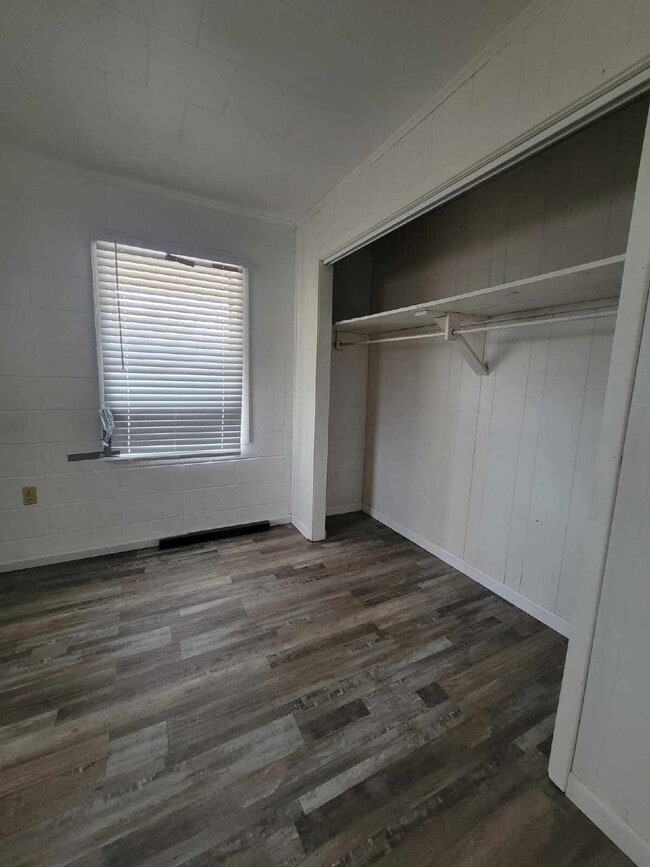 Building Photo - 2/1 located in Leakesville