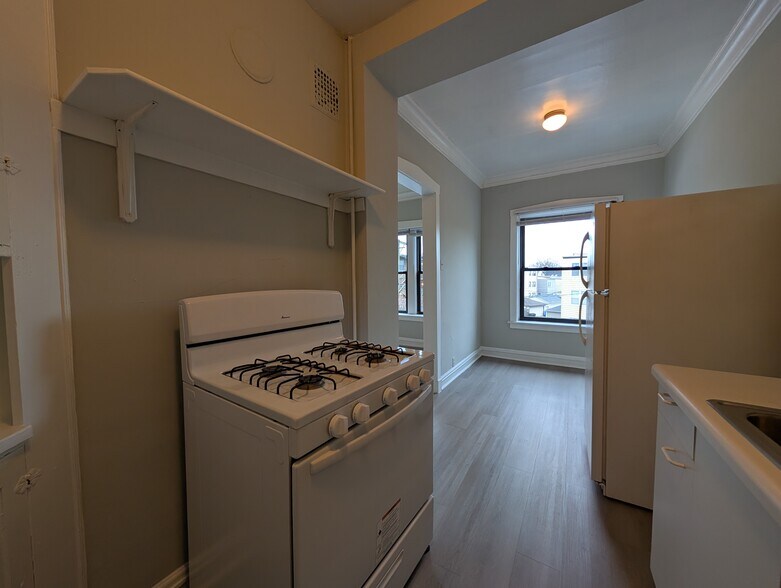 Building Photo - 2234 W Wilson Ave