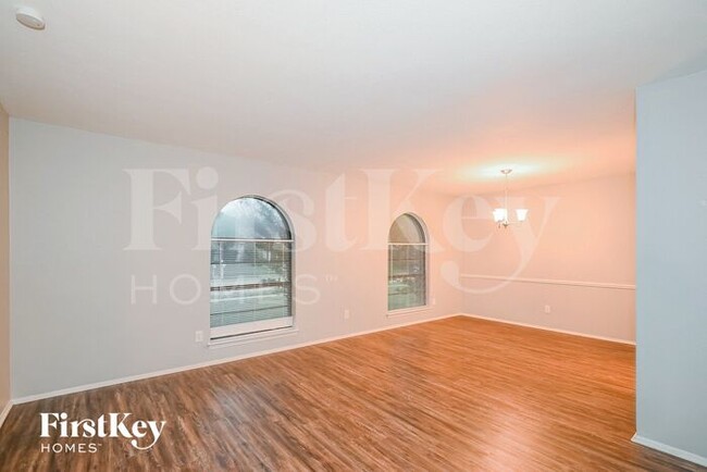 Building Photo - 6333 Fallbrook Dr