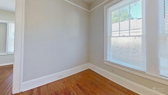 Building Photo - Murray Hill 3 bedroom