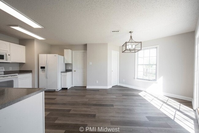 Building Photo - "Charming 3-Bedroom Home with 2.5 Baths and 2,125 Sq Ft in Greenfield, IN!"