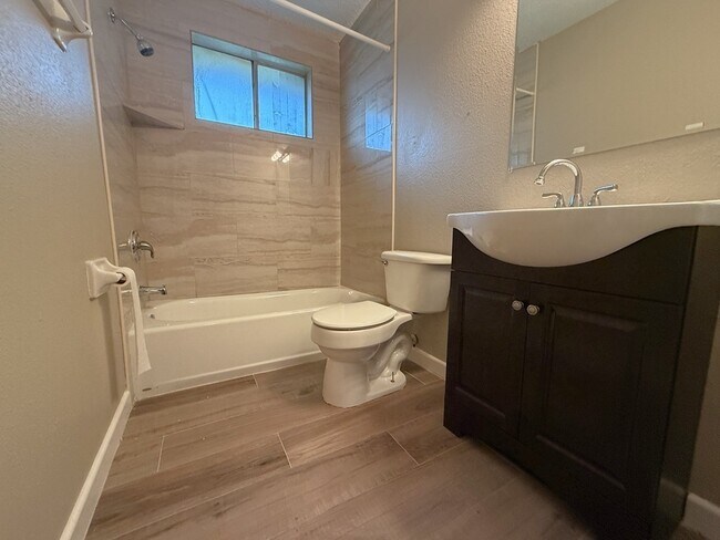 Building Photo - 15934 Blueridge Rd