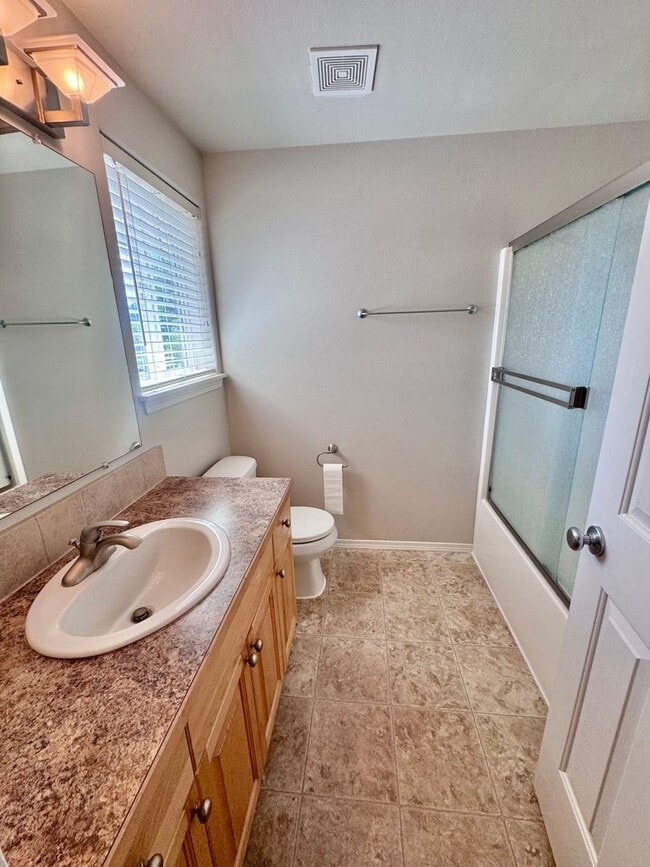 Building Photo - EZ living, Private Townhome setting Central Vancouver