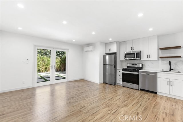 Building Photo - 742 S Stanley Ave