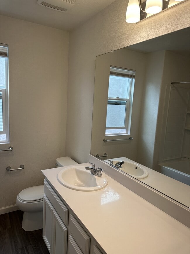 Building Photo - Manteca 5 Bedroom, 3 Bath Executive Style ...