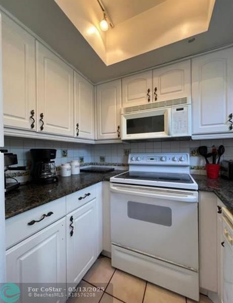 Building Photo - 4652 Poinciana St