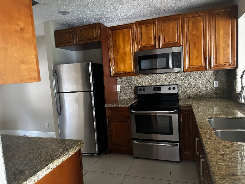 Building Photo - 8438 NW 40th Ct