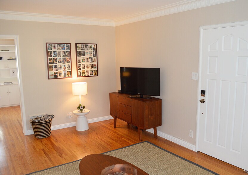 Living Room - 1288 Devon Ave