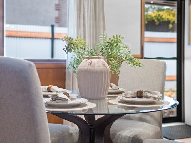 Building Photo - Manito House