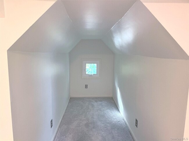 Building Photo - 14 Willow Bend