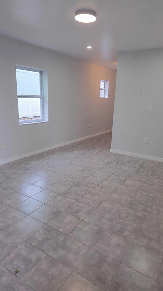 Building Photo - 621 NW 5th Ave