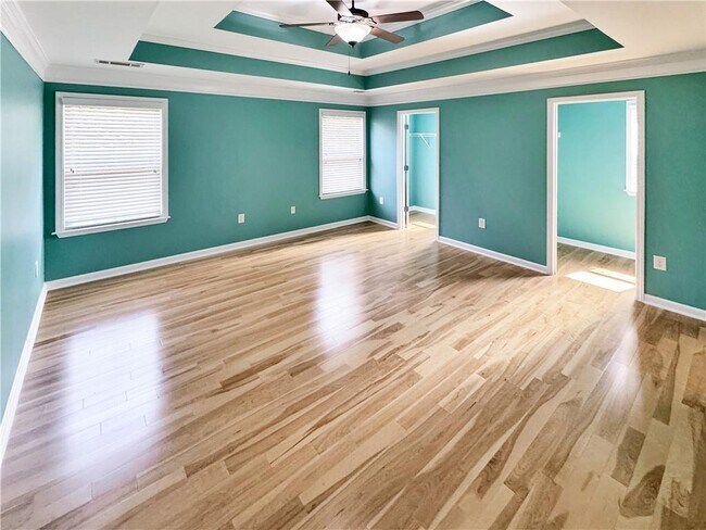 Building Photo - 2435 Manor View