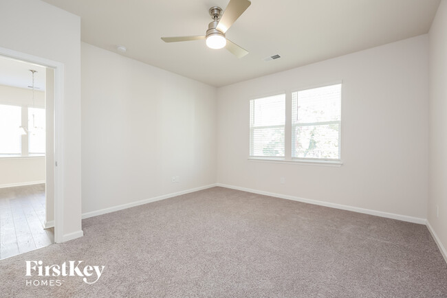 Building Photo - 534 Hillpark Ln
