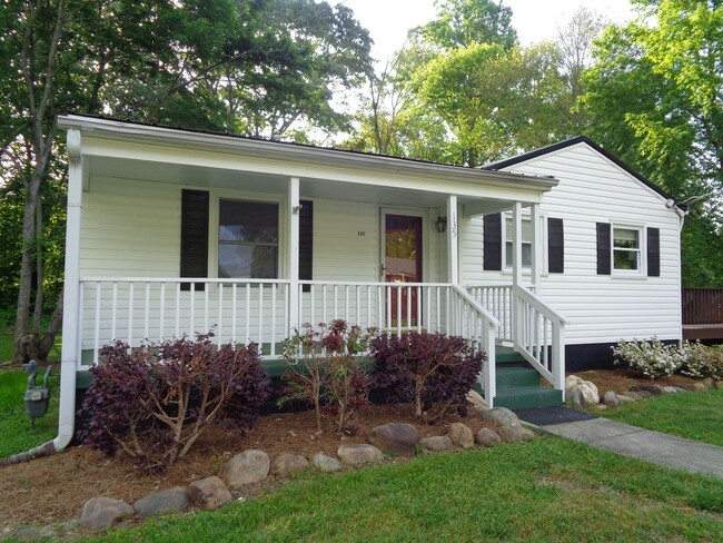 Building Photo - 2-bedroom House off Country Club (interior...