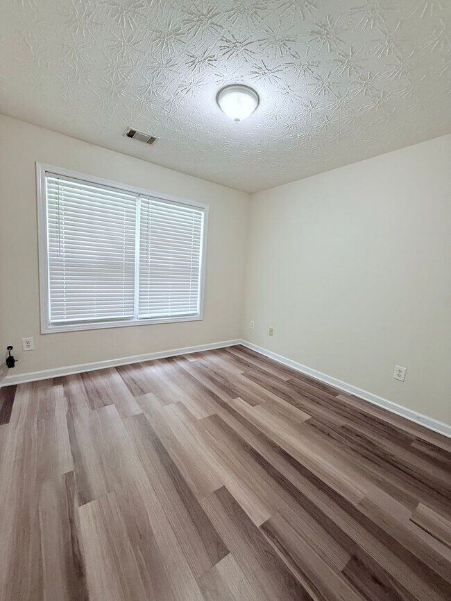 Building Photo - Large townhome in downtown Dawsonville