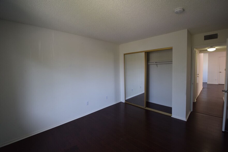 Building Photo - 12338 Oxnard St