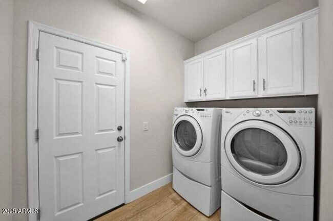 Building Photo - 3941 E Cat Balue Dr