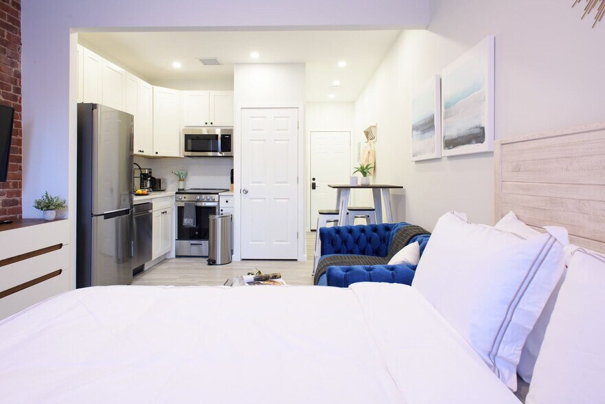 Building Photo - 240e E 75th St