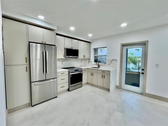 Building Photo - 1400 SE 7th Ave