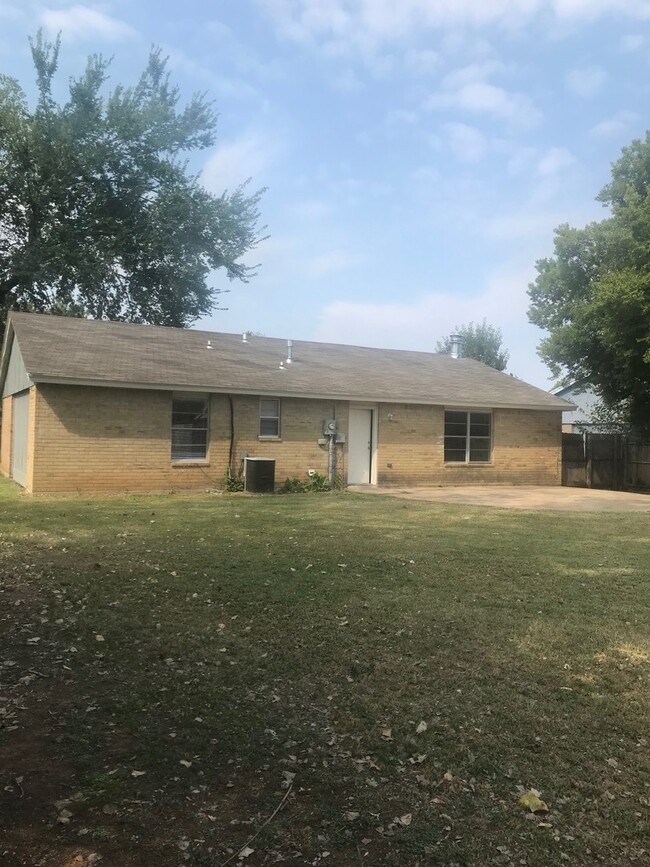 Building Photo - House in Moore!