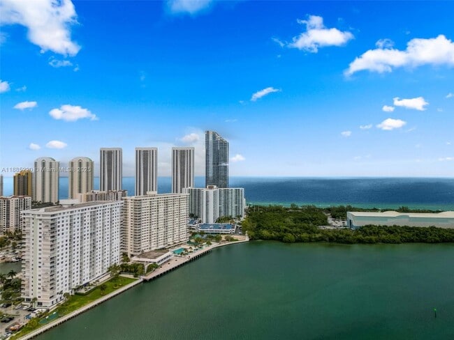 Building Photo - 300 Bayview Dr