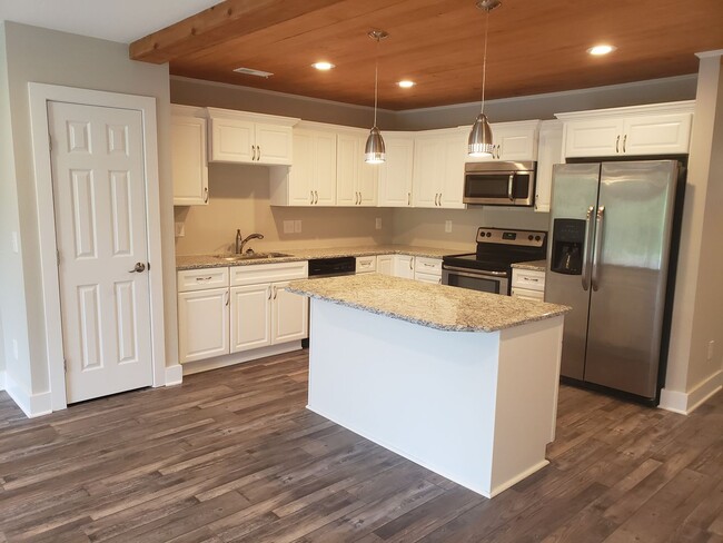 Building Photo - Lovely 2 bedroom 2 bath home located in th...