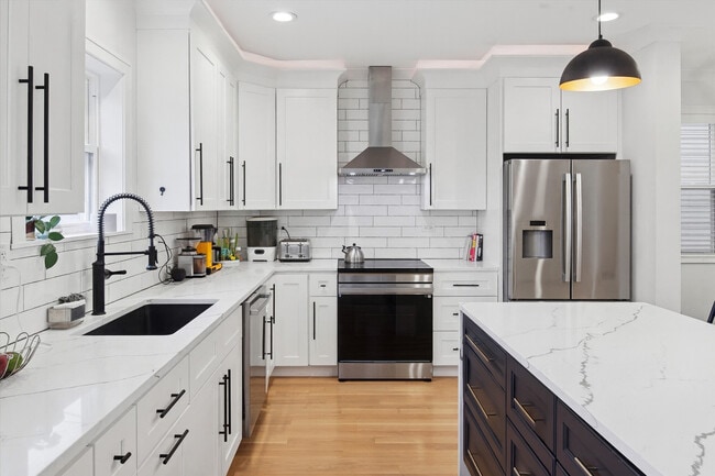 Building Photo - 5240 W Winnemac Ave