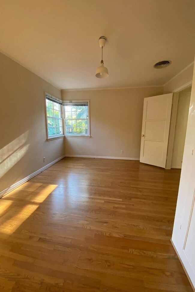 Building Photo - 4160 Holly Knoll Dr