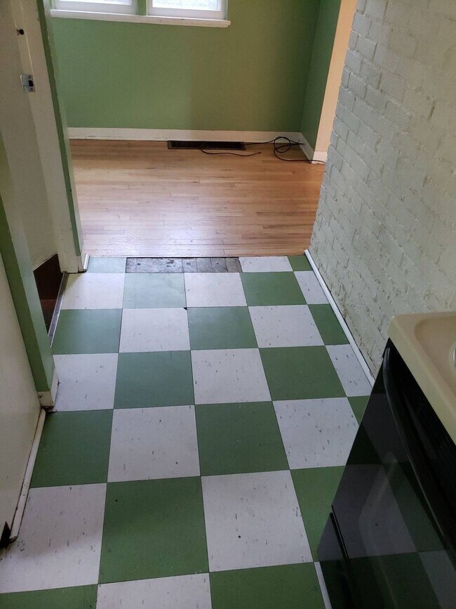 Building Photo - 1005 NE D St