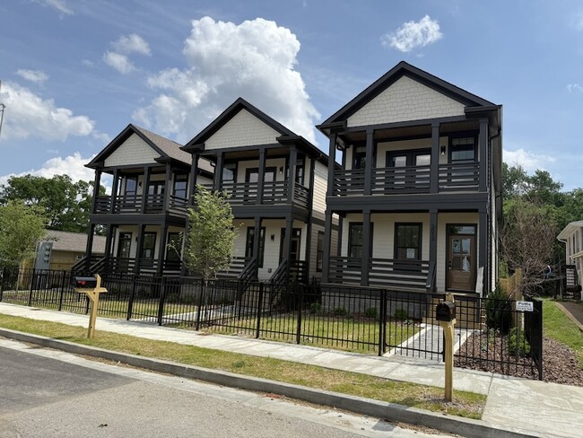 Building Photo - 3009 Batavia St