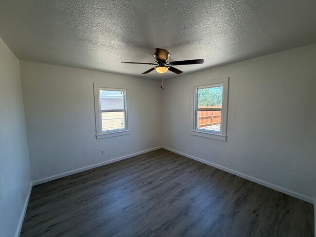 Building Photo - 2 Bedroom 1 Bath Home