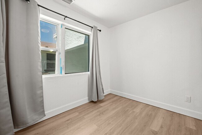Building Photo - Spacious 1 Bed / 1 Bath Apartment Near Downtown Miami