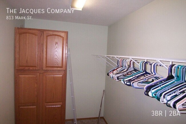 Building Photo - 813 Mark St