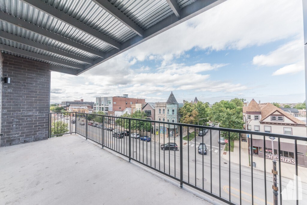 Building Photo - 2534 W Fullerton Ave