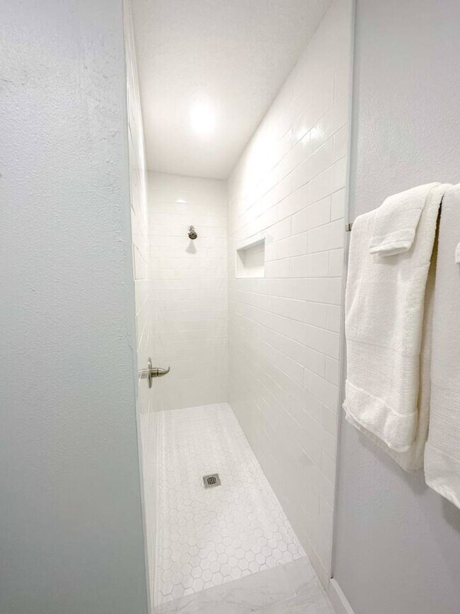 Building Photo - 942 SE 7th Ave