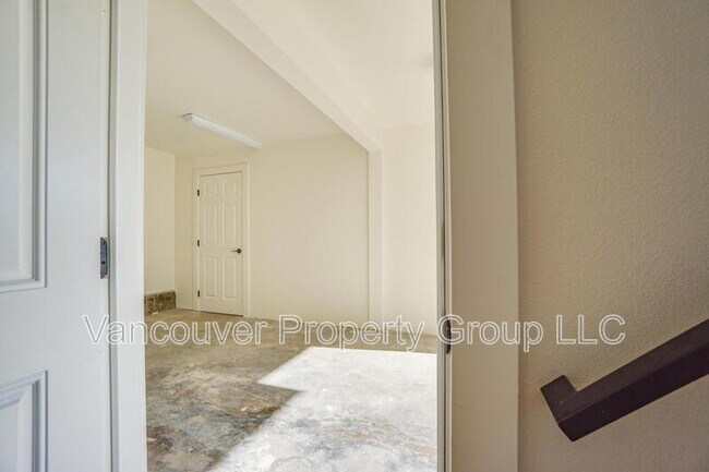 Building Photo - 819 SE Olympia Dr