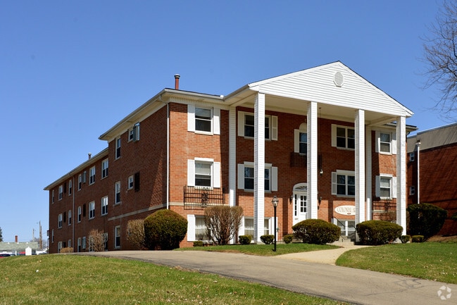 Building Photo - Colonial Arms