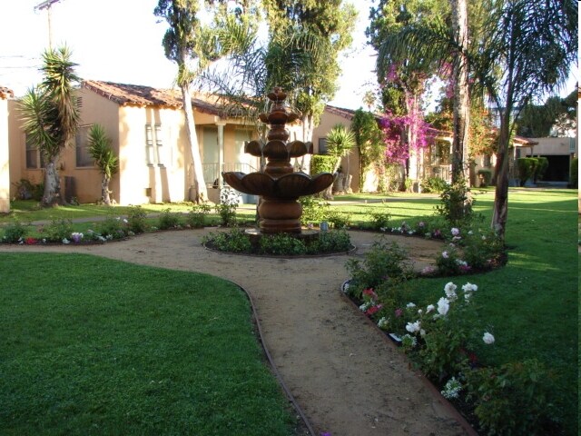 Building Photo - 5225 De Longpre Ave
