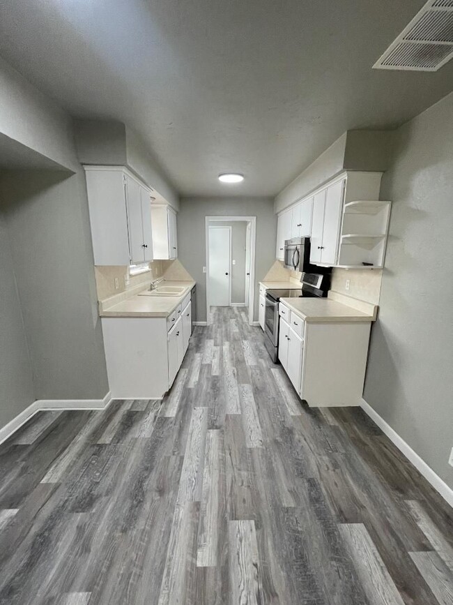 Building Photo - Gorgeous Remodeled 3 Bedroom 1.5 Bath House!!