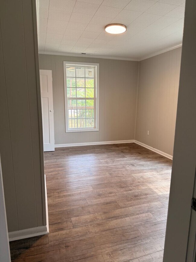 Building Photo - 3 Bedroom House