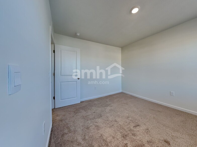 Building Photo - 912 Nelson Pl