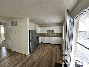 Building Photo - Newly Remodeled Ground Floor Unit | 2 Beds...