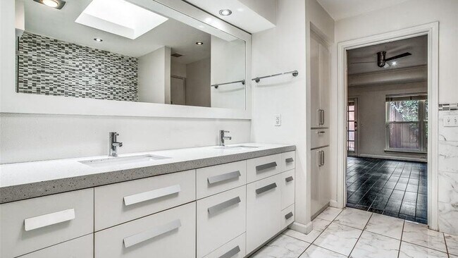 Building Photo - 9127 Valley Chapel Ln